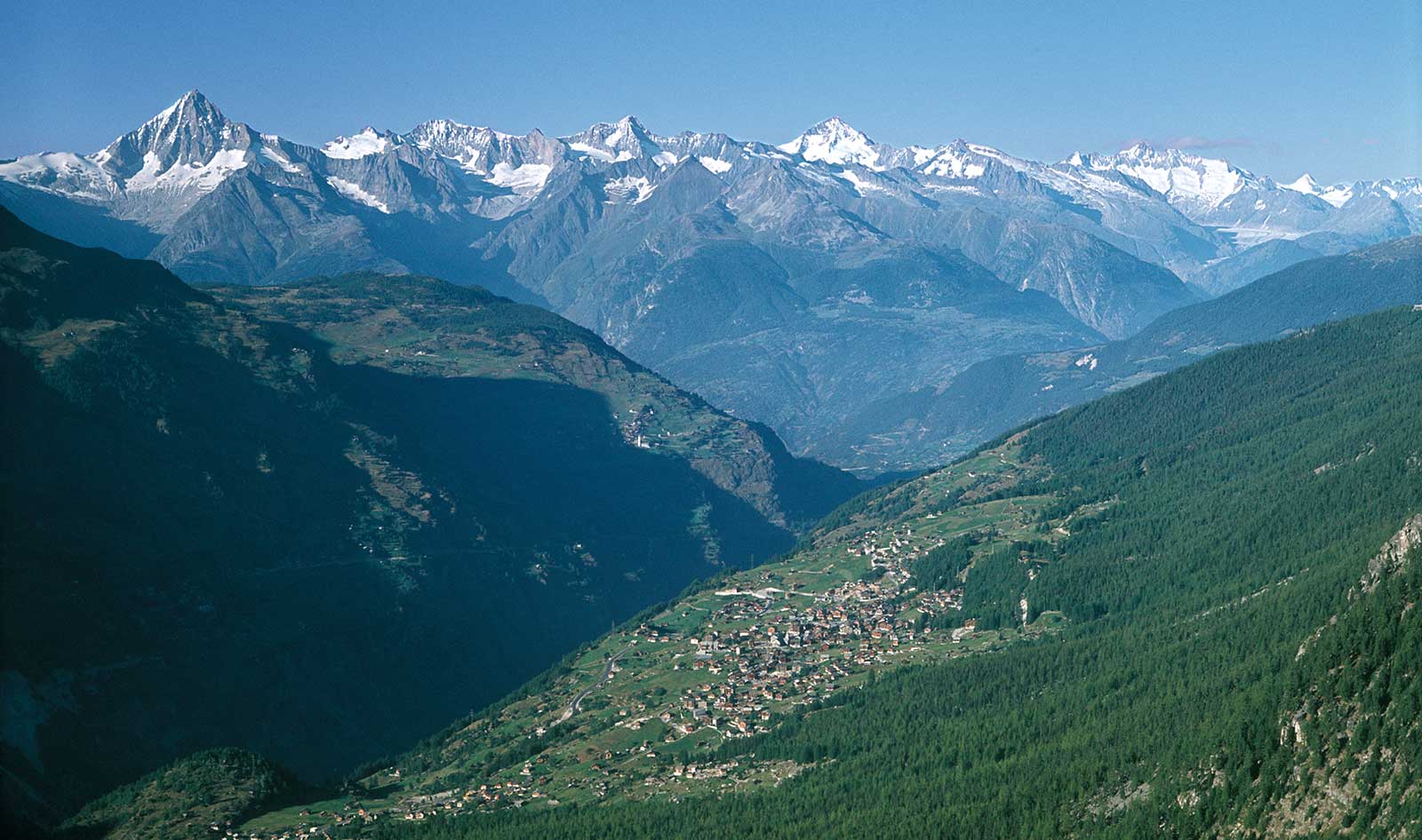 Hochplateau Grächen mit Blick auf die Berner Alpen